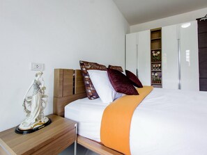 1-Bedroom Apartment | 办公桌、遮光窗帘、免费 WiFi、床单