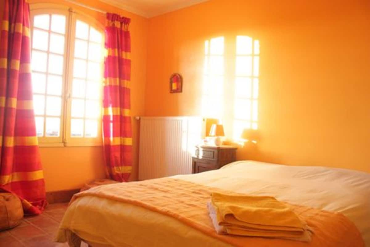 Double Room (Jaune) | 1 bedroom, premium bedding, iron/ironing board, bed sheets