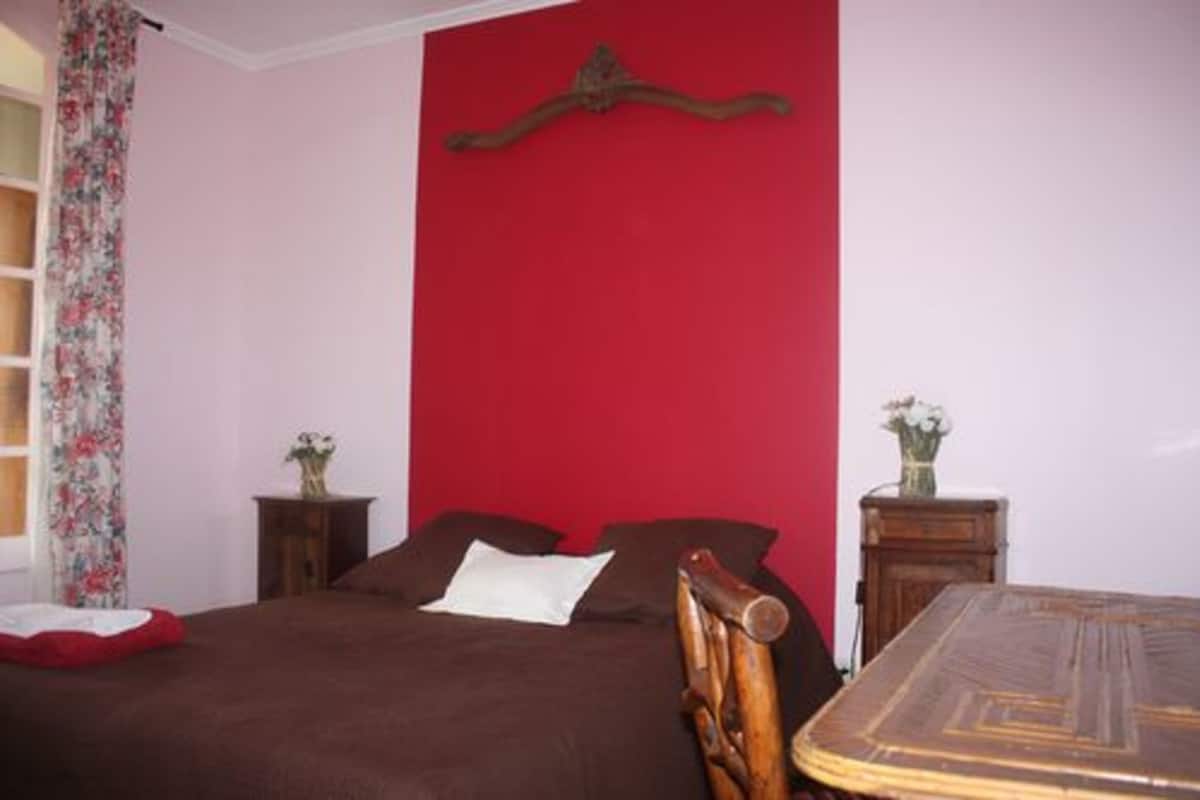 Double Room (Treillage) | 1 bedroom, premium bedding, iron/ironing board, bed sheets