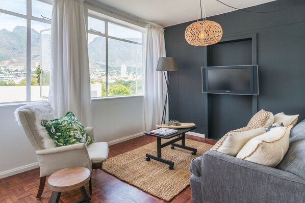 Studio | Living area | Flat-screen TV - Senator Park Suite 3 (Cape Town)