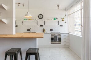 Studio | Private kitchen | Fridge, microwave, stovetop - Senator Park Suite 3 (Cape Town)