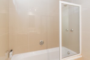 Studio | Deep-soaking bathtub