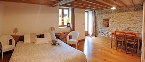 Double Room, Accessible (L'Ecurie ) | Individually decorated, individually furnished