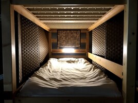 Caja de seguridad en la habitación y decoración personalizada 