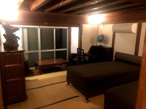 Tradisjonelt tomannsrom | Safe på rommet, individuelt dekorert, individuelt innredet og skrivebord