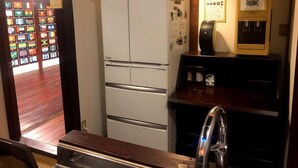 Una cocina compacta con refrigerador, pileta y una pequeña mesada.