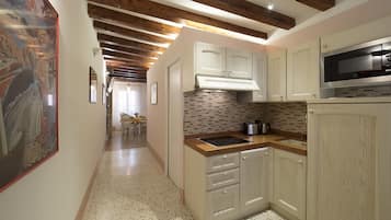 Departamento, 2 habitaciones | Cocineta privada | Refrigerador, microondas, parrilla de estufa y lavavajillas