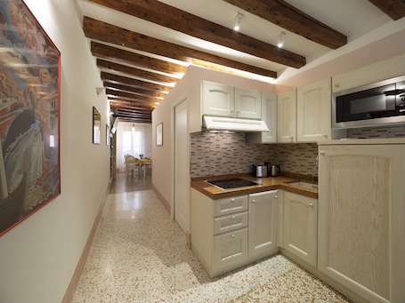 Refrigerador, microondas, placa de cocina, lavavajillas