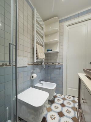 Apartment, 2 Bedrooms | Bathroom | Shower, hair dryer, bidet, towels
