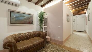Departamento, 2 habitaciones | Área de sala de estar | Televisión de pantalla plana de 35 pulgadas con canales digitales
