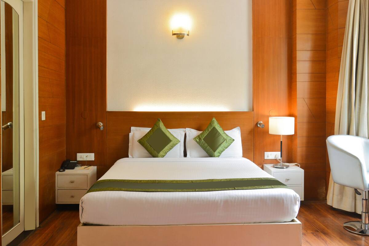 Deluxe Room | Iron/ironing board, rollaway beds (surcharge), WiFi (free), bed sheets