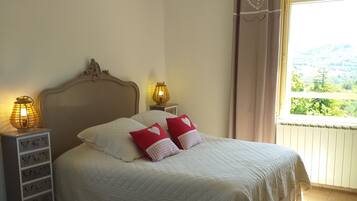 Comfort Room (Flory) | 1 bedroom, premium bedding, desk, free WiFi
