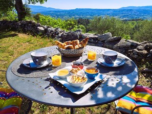 Free daily continental breakfast - Cante Grillet (Lacoste (Provence))