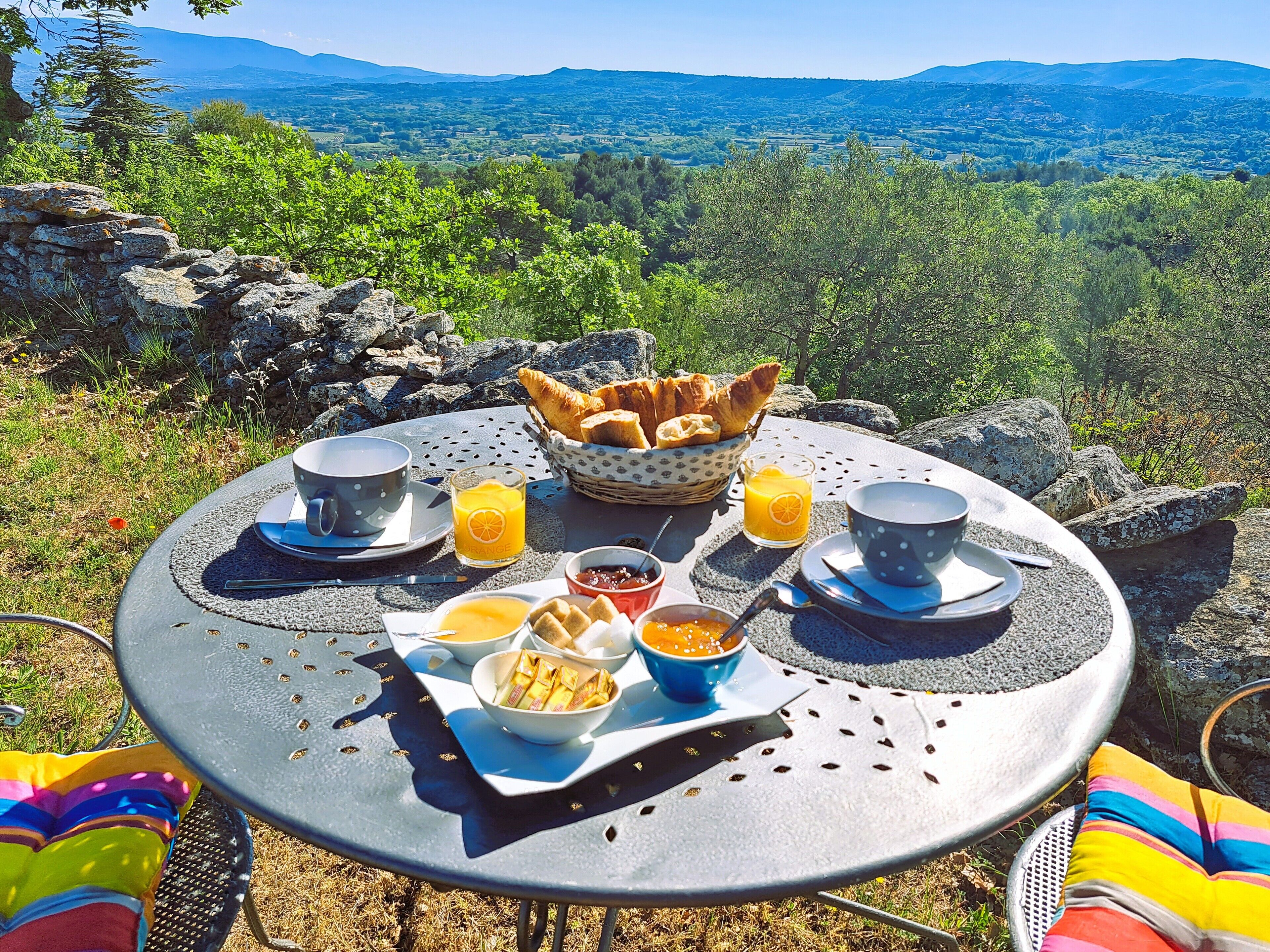Tägliches inbegriffenes kontinentales Frühstück