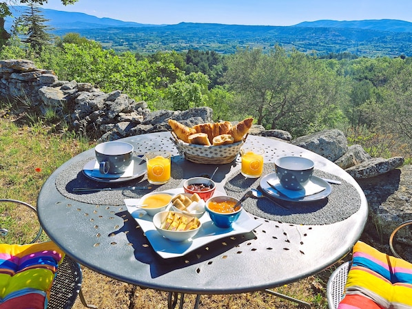 Tägliches inbegriffenes kontinentales Frühstück