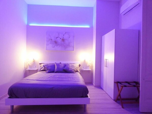 Dobbeltrom – comfort | Sengetøy av topp kvalitet, skrivebord, lydisolert og strykejern/-brett