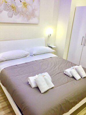 コンフォート ダブルルーム | 高級寝具、デスク、防音設備、アイロン / アイロン台