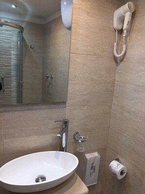 Comfort Double Room | Bathroom | Shower, free toiletries, hair dryer, bathrobes