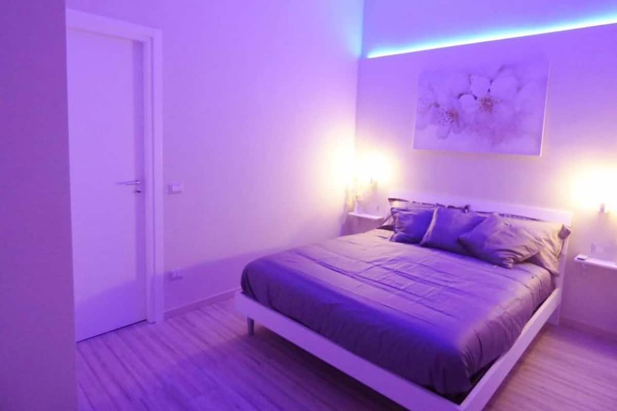 Doppia Comfort | Biancheria da letto di alta qualità, una scrivania, insonorizzazione
