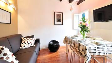 Apartment, 2 Schlafzimmer | Wohnbereich | 35-Zoll-Flachbildfernseher mit Digitalempfang, Fernseher