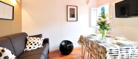 Apartment, 2 Bedrooms | Living area