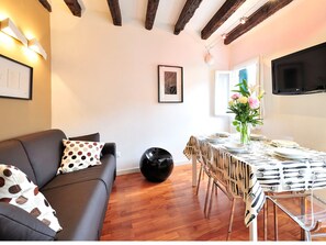 Appartamento, 2 camere da letto | Area soggiorno | TV a schermo piatto 35 pollici con canali digitali, TV