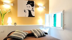A bedroom with a bed, a painting, a window, and a lamp. - Vivaldi room - Biennale by Wonderful Italy (Venice)