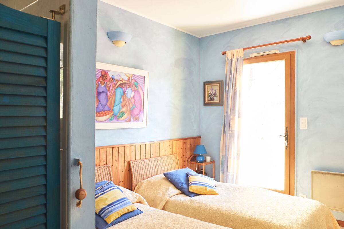 Twin Room (Violette) | Minibar, laptop workspace, iron/ironing board, WiFi (free)