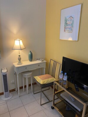 Habitación doble (Tournesol) | Minibar, decoración personalizada y espacio para trabajar con laptop 