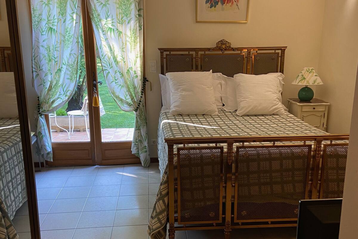 Double Room (Tournesol) | Minibar, laptop workspace, iron/ironing board, WiFi (free)