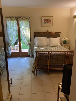 Tweepersoonskamer (Tournesol) | Een minibar, individueel gedecoreerd, een laptopwerkplek