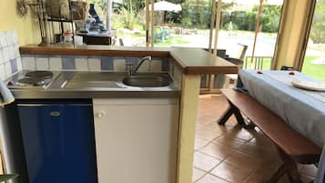 Lemari es, microwave, oven, dan kompor