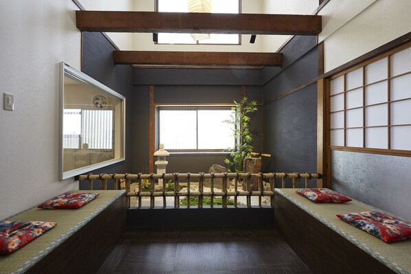 Lobby sitting area - HANAFUJI ANNEX (Kyoto)