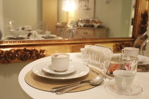 Free daily buffet breakfast - Macchiato Suites (Naples)