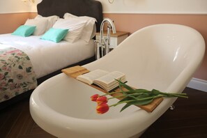 Suite – superior, badekar | Sengetøy i egyptisk bomull og sengetøy av topp kvalitet