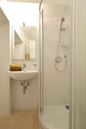 Appartement, 1 chambre | Douche de la salle de bain