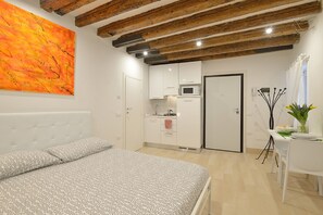 Apartment, 1 Bedroom | 2 bedrooms, iron/ironing board, free WiFi, bed sheets - Casa Zen (Venice)
