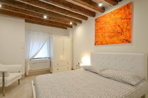 Apartment, 1 Bedroom | 2 bedrooms, iron/ironing board, free WiFi, bed sheets - Casa Zen (Venice)