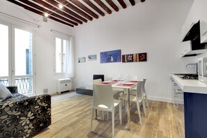 Apartment, 2 Schlafzimmer | Essbereich im Zimmer