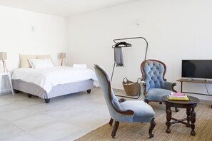 Design Studio Suite, 1 Bedroom, Ensuite, City View | Living area