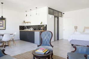 Design Studio Suite, 1 Bedroom, Ensuite, City View | Living area