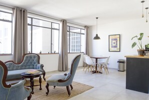 Design Studio Suite, 1 Bedroom, Ensuite, City View | Living area