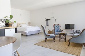 Design Studio Suite, 1 Bedroom, Ensuite, City View | Living area