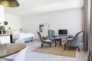 Design Studio Suite, 1 Bedroom, Ensuite, City View | Living area