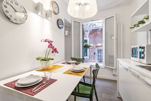 Refrigerador, microondas, placa de cocina, lavavajillas