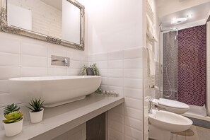 Apartment, 2 Bedrooms | Bathroom | Shower, hair dryer, bidet, towels - Cipriani (Venice)