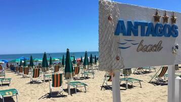 Spiaggia privata, lettini da mare, ombrelloni