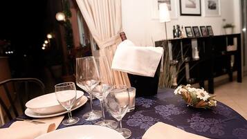 Aperto a pranzo e cena, cucina italiana