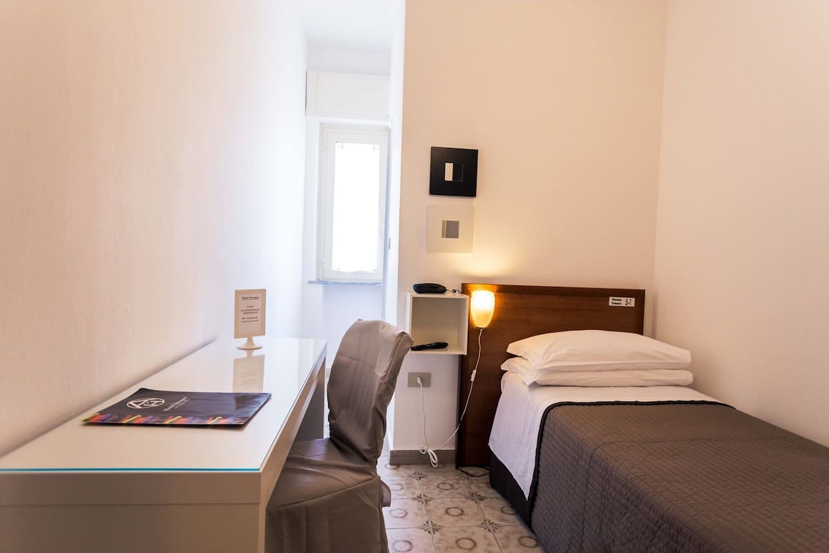 Single Room | Desk, free WiFi, bed sheets