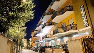 Facciata della struttura - sera/notte